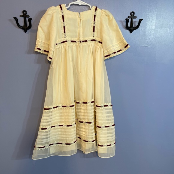 Vintage Handmade Girls Dress Ivory w/ Green Velvet Ribbon and Lace - Picture 8 of 9